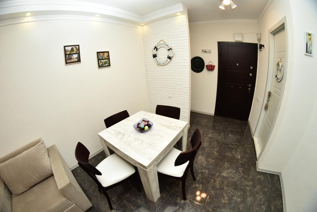 Stars Apartment Батуми Екстериор снимка