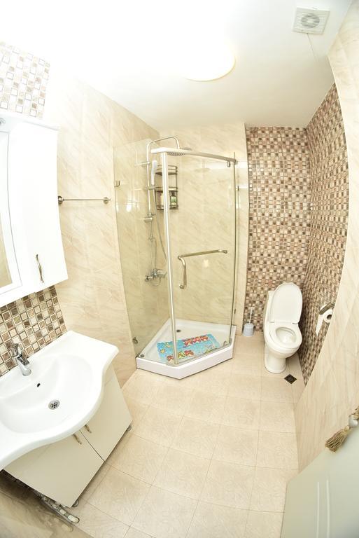Stars Apartment Батуми Екстериор снимка