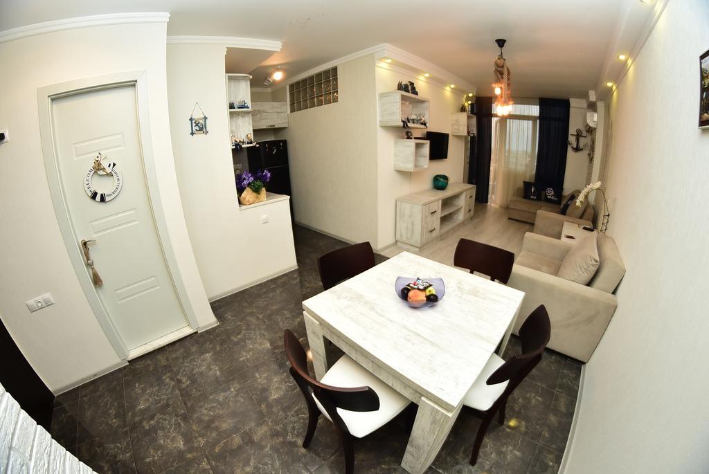 Stars Apartment Батуми Екстериор снимка