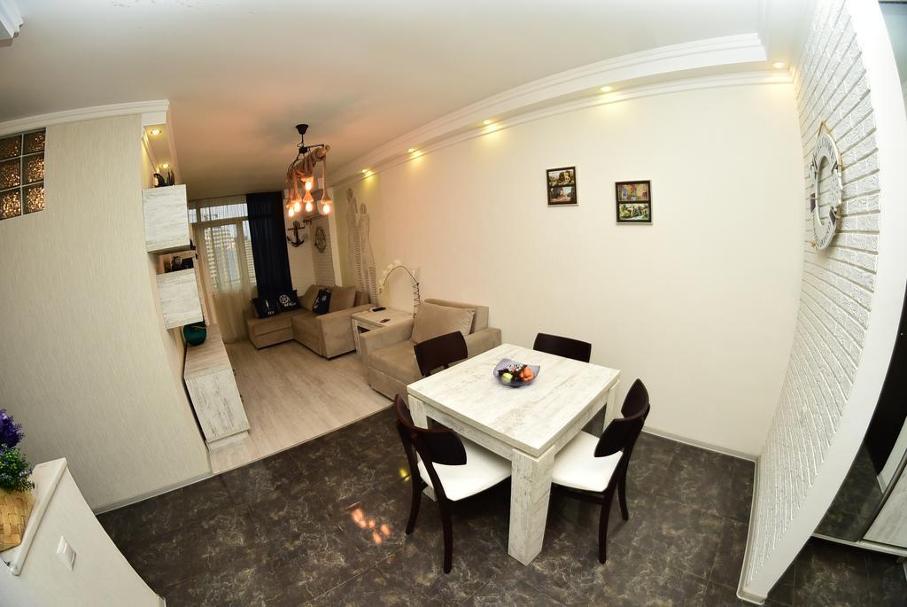 Stars Apartment Батуми Екстериор снимка